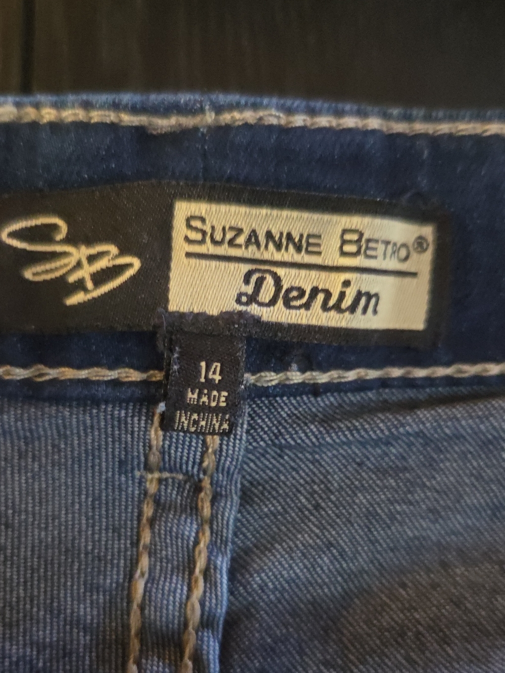 Bluejeans Distressed Some Rips For Style - Picture 2 of 9